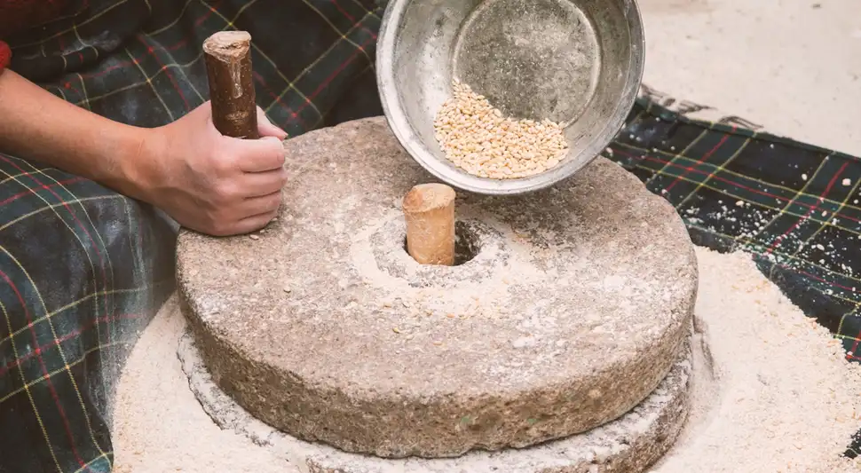 moliendo maiz moliendo maiz