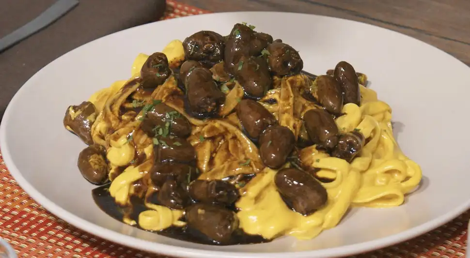 Fettuccini a la huancaína con corazones de pollo