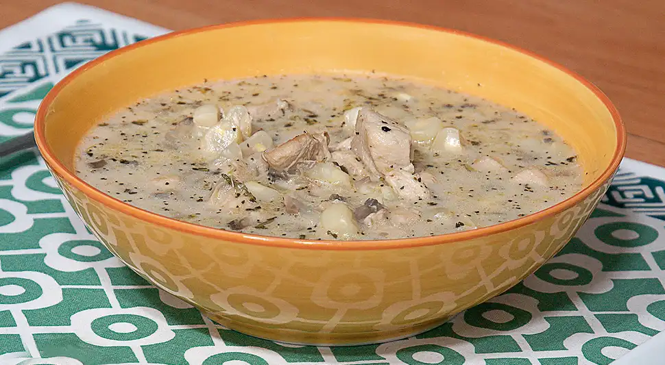 Sopa de pollo y choclo