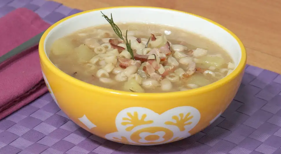 Sopa de fideos con frejoles