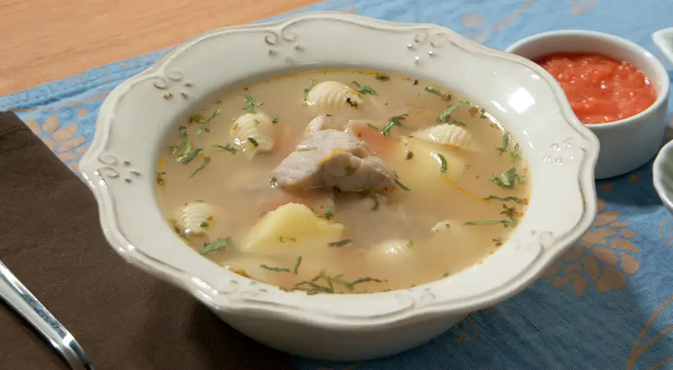 Caldo de pescado con fideos