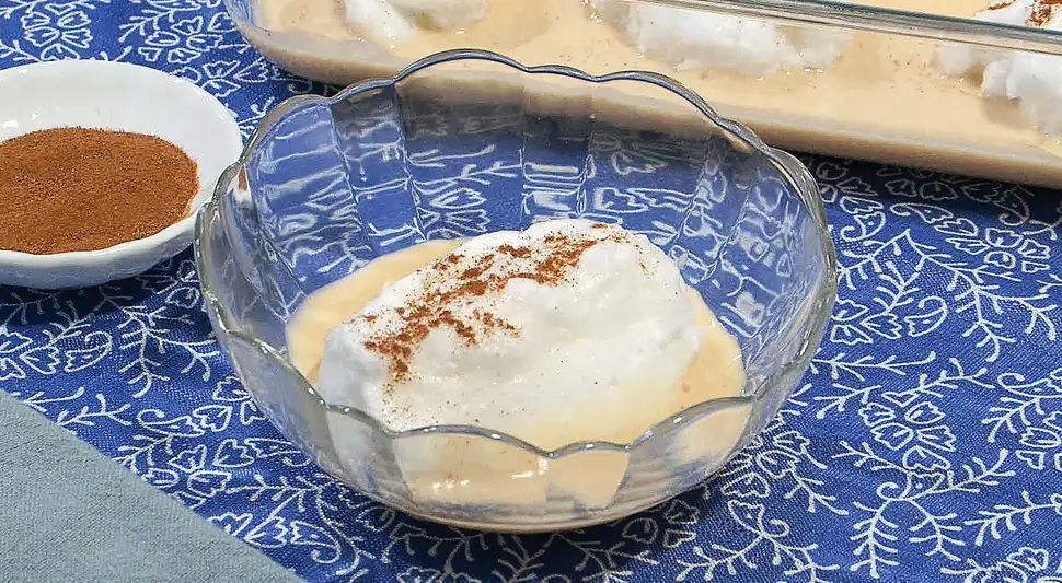 Huevos a la nieve con crema inglesa