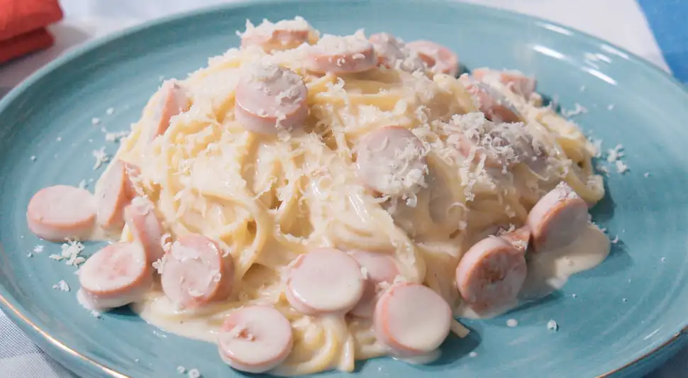 Tallarines a lo Alfredo con hot dog de pavita