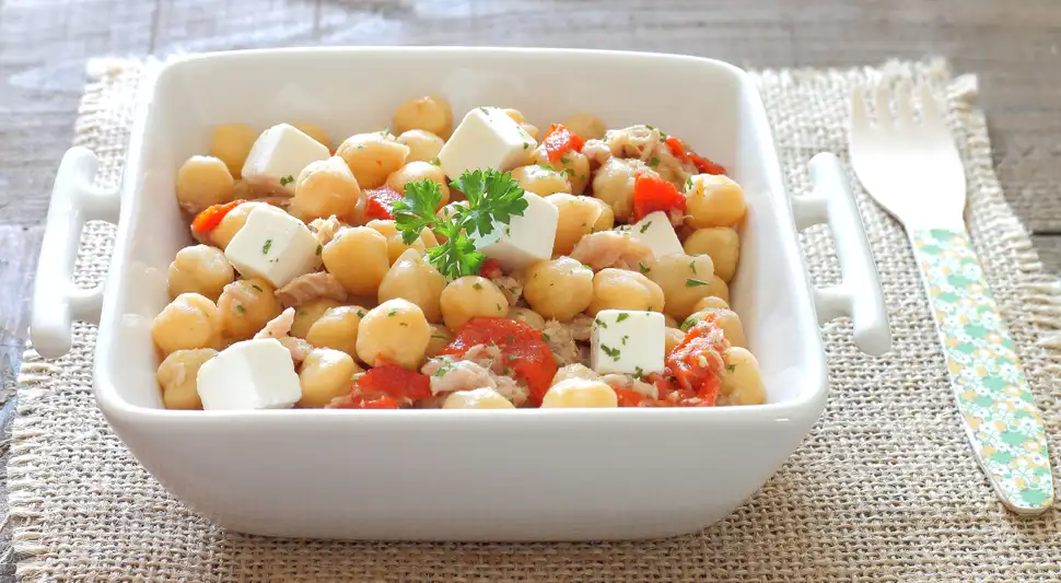 Ensalada de garbanzos con atún y queso