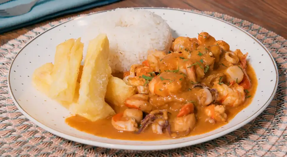 Pescado en salsa de mariscos