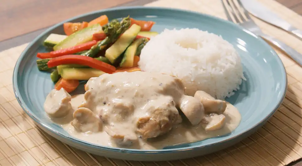 Pollo a la crema con champiñones