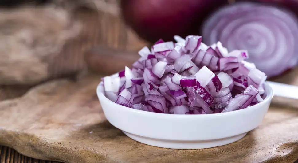 ¿Puedo refrigerar cebolla cortada?