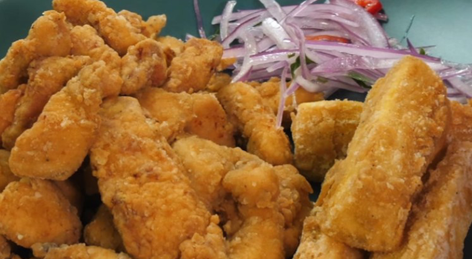CHICHARRÓN DE POLLO Y YUCA FRITA