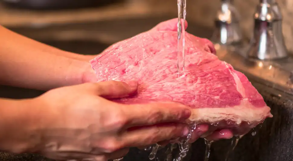 Por qué no debes lavar la carne antes de cocinarla Por qué no debes lavar la carne antes de cocinarla