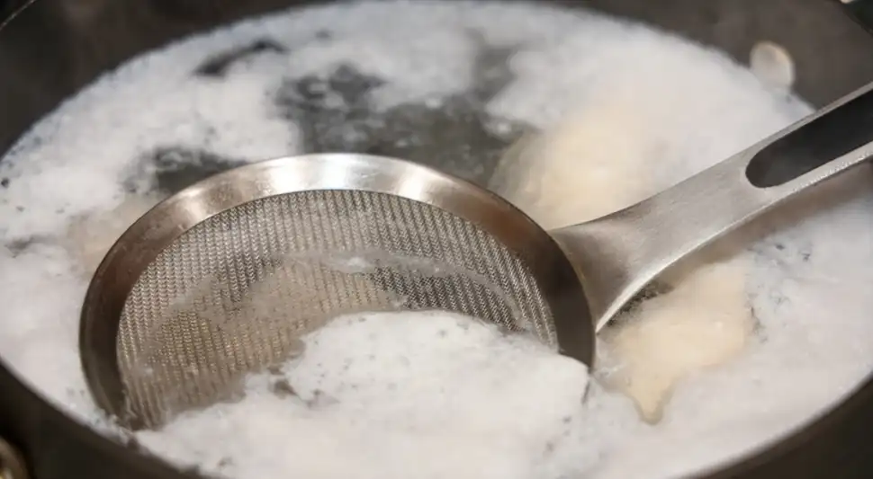 Espuma blanca al hervir el pollo