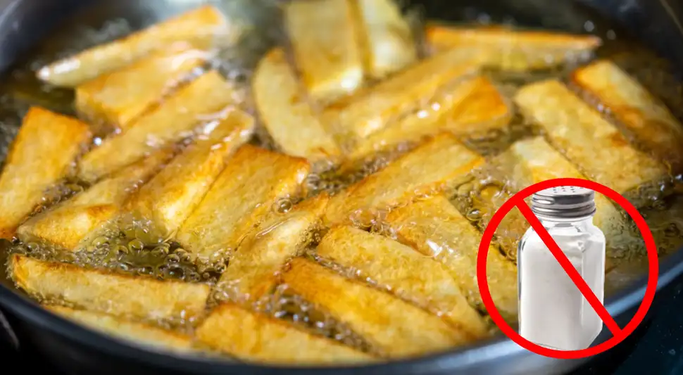 ¿Por qué NUNCA debes echar sal mientras fríes tus alimentos?