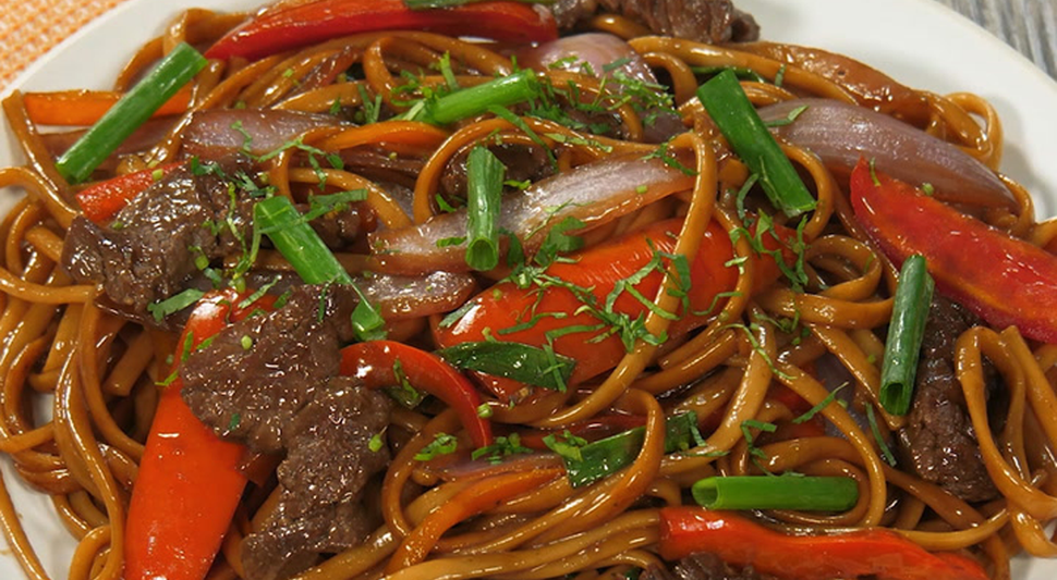 tallarín saltado tallarín saltado