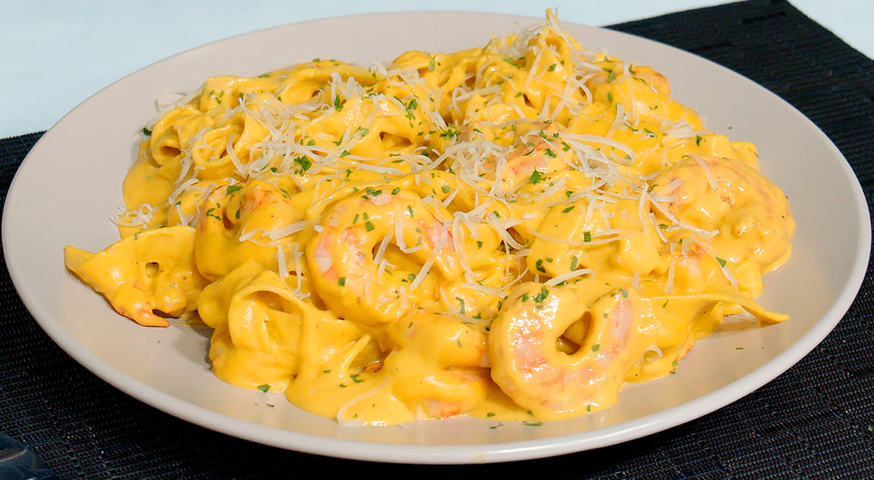 Tallarines a la huancaína con langostinos