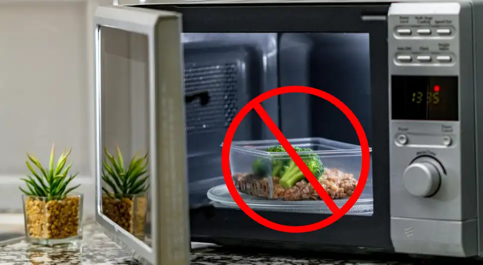 Poniendo táper en microondas Poniendo táper en microondas