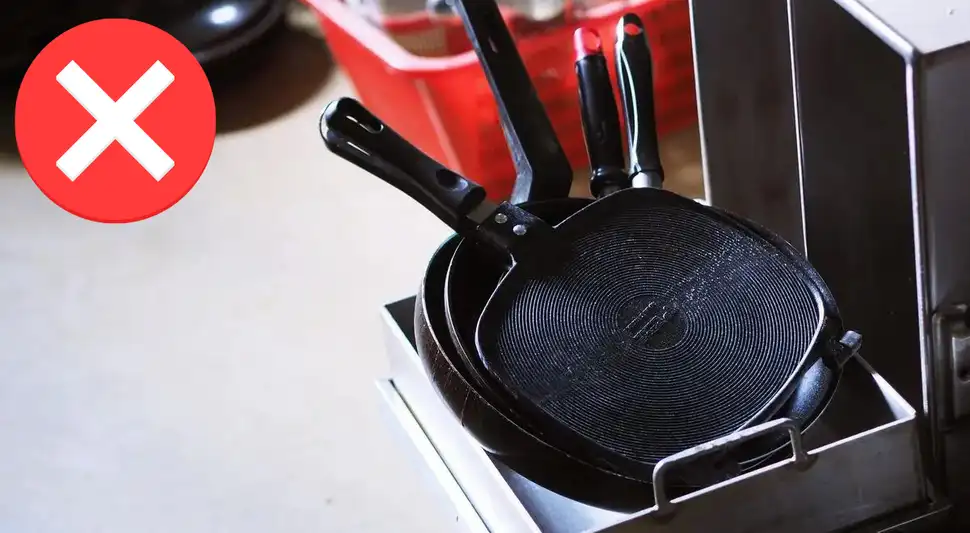 No deberías apilar las ollas y sartenes No deberías apilar las ollas y sartenes