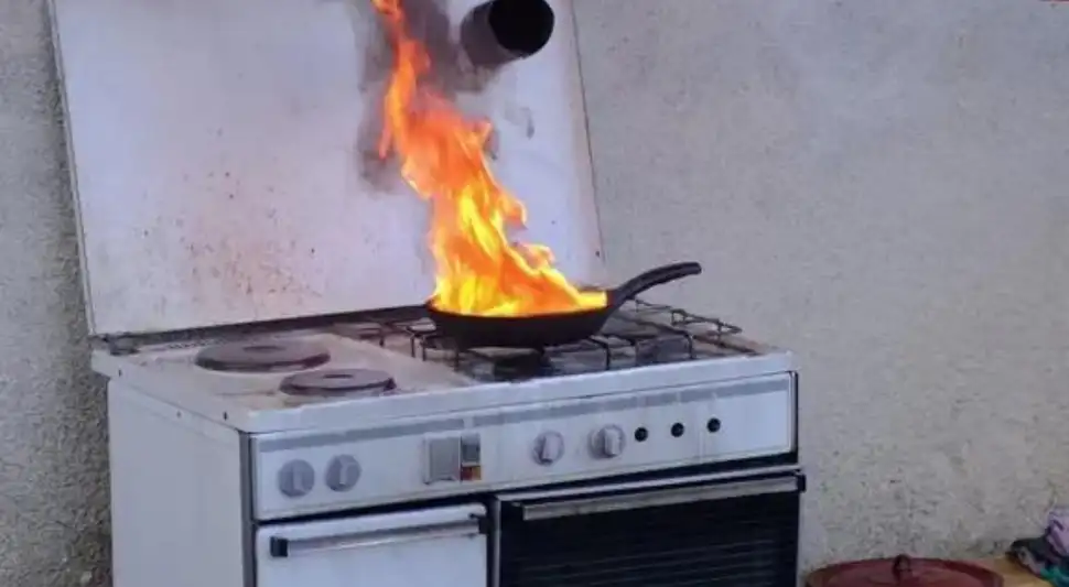 Por qué no debes usar agua para apagar una sartén en llamas Por qué no debes usar agua para apagar una sartén en llamas