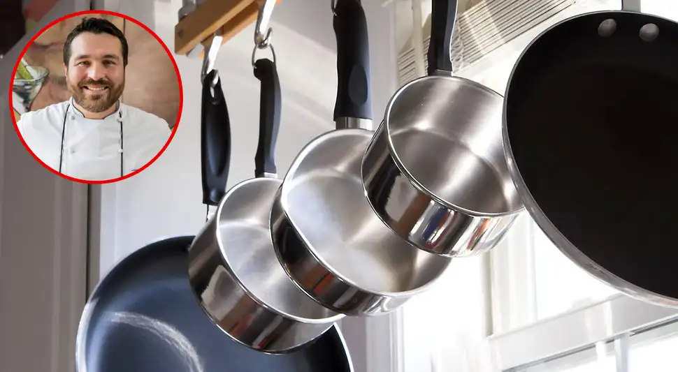 ollas y sartenes colgando en la cocina y Giacomo Bocchio