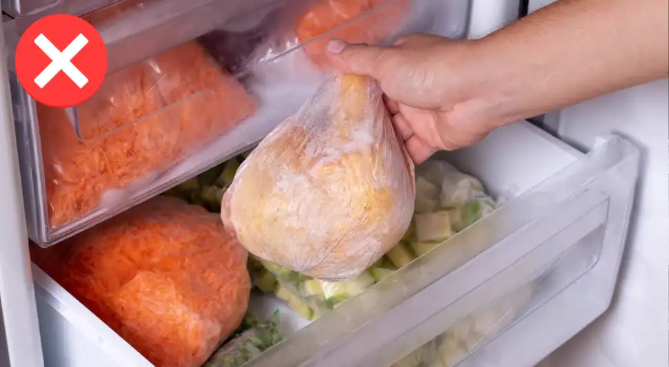 ¿Cómo guardar el pollo correctamente en el refrigerador? NO lo guardes en bolsas de plástico por esta razón ¿Cómo guardar el pollo correctamente en el refrigerador? NO lo guardes en bolsas de plástico por esta razón
