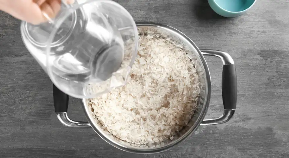 ¿Cuál es la mejor manera de cocinar el arroz, con agua fría o hirviendo? ¿Cuál es la mejor manera de cocinar el arroz, con agua fría o hirviendo?