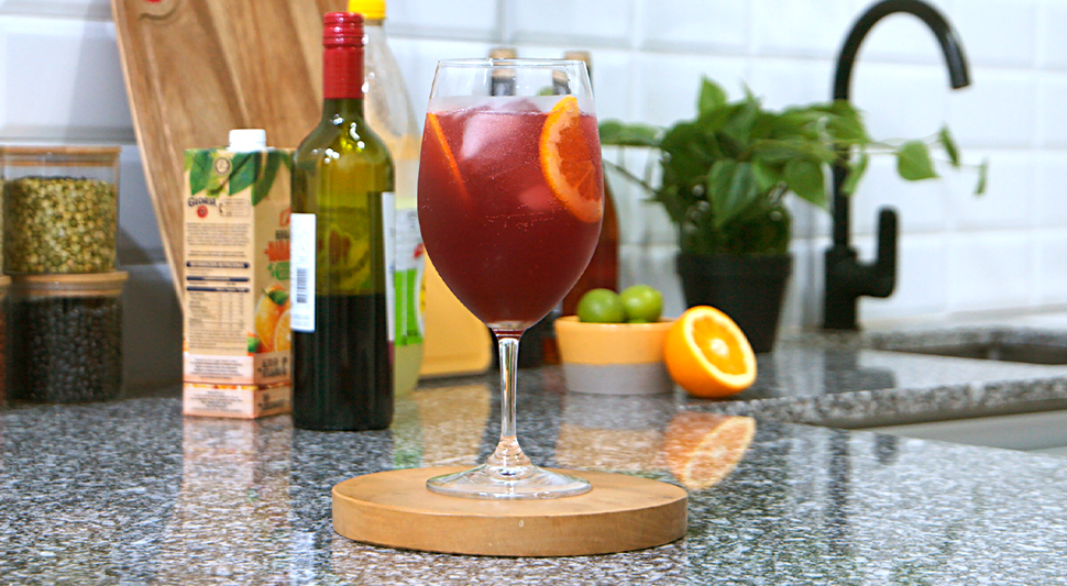 Tinto de verano con jugo de naranja y jugo de limón Tinto de verano con jugo de naranja y jugo de limón
