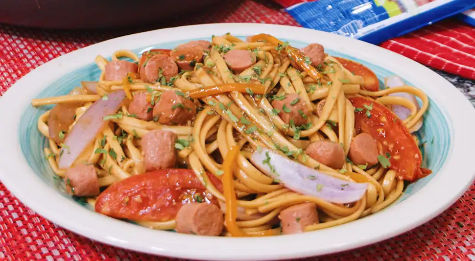 Tallarín saltado con salchicha