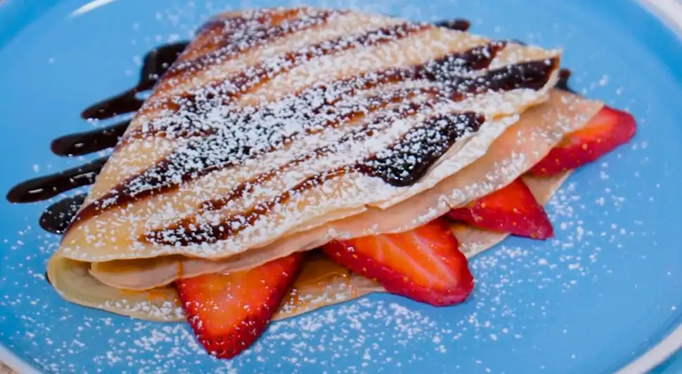 crepes con manjar, frutas y fudge