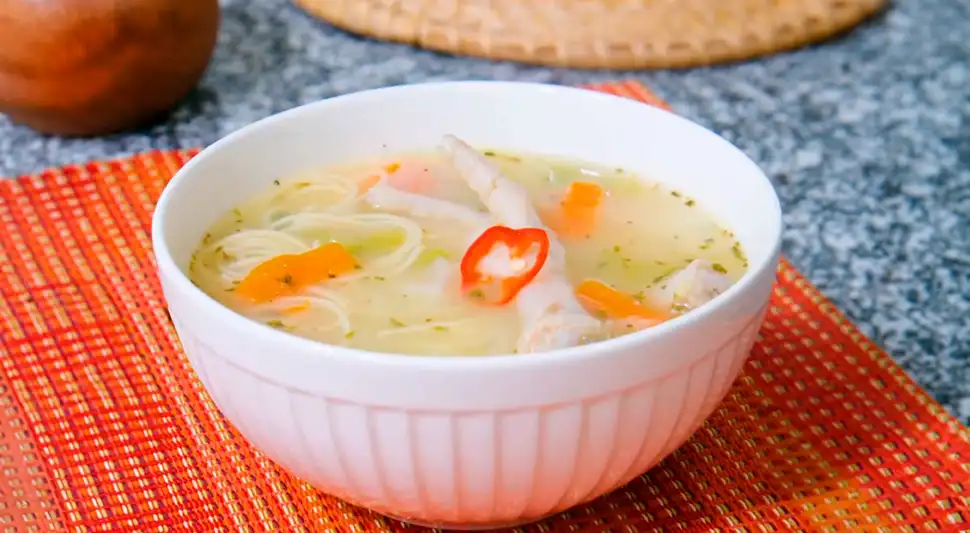 Sopa de patitas de pollo