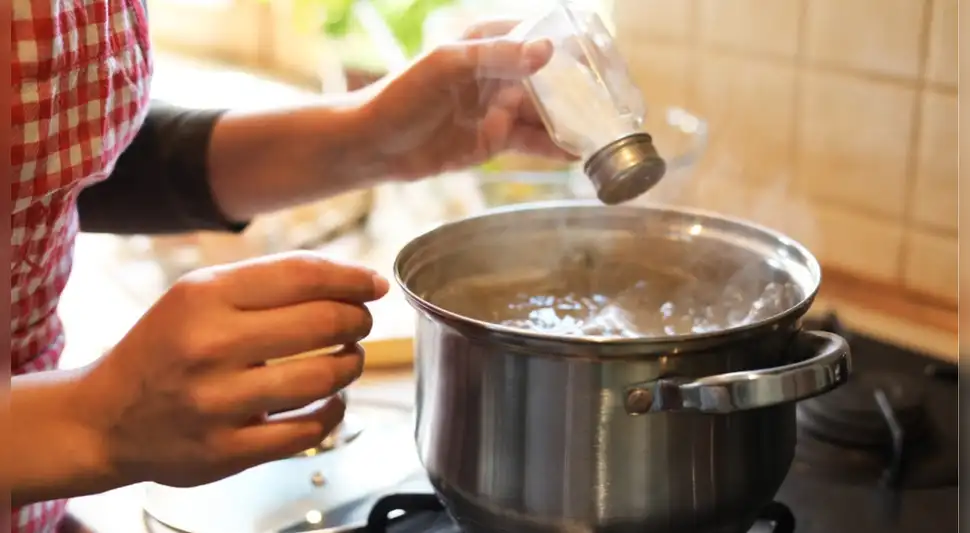 ¿Se te pasó la sal? Descubre cómo recuperar alimentos que te quedaron muy salados