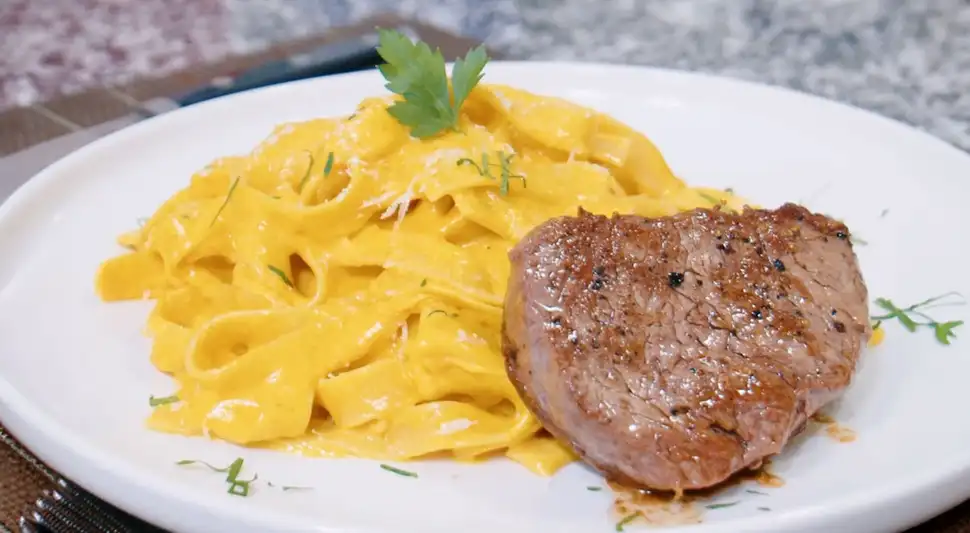 Fetuccini a la huancaína con lomo