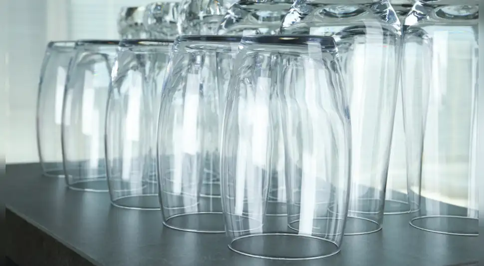 Este es el error que cometes al secar los vasos