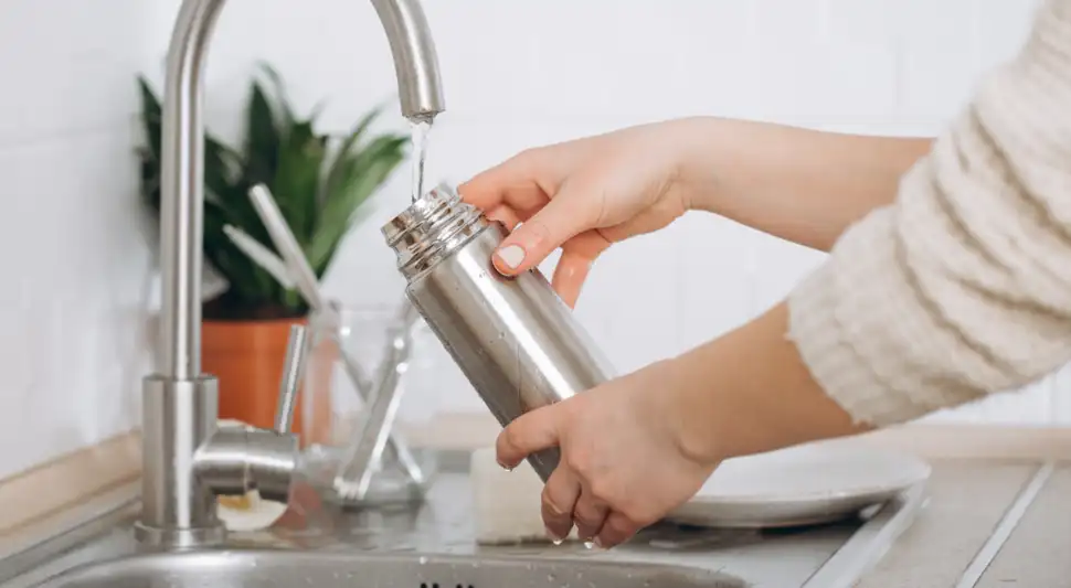 Botella y tomatodo de agua: esta es la consecuencia de no lavarlos con frecuencia Botella y tomatodo de agua: esta es la consecuencia de no lavarlos con frecuencia