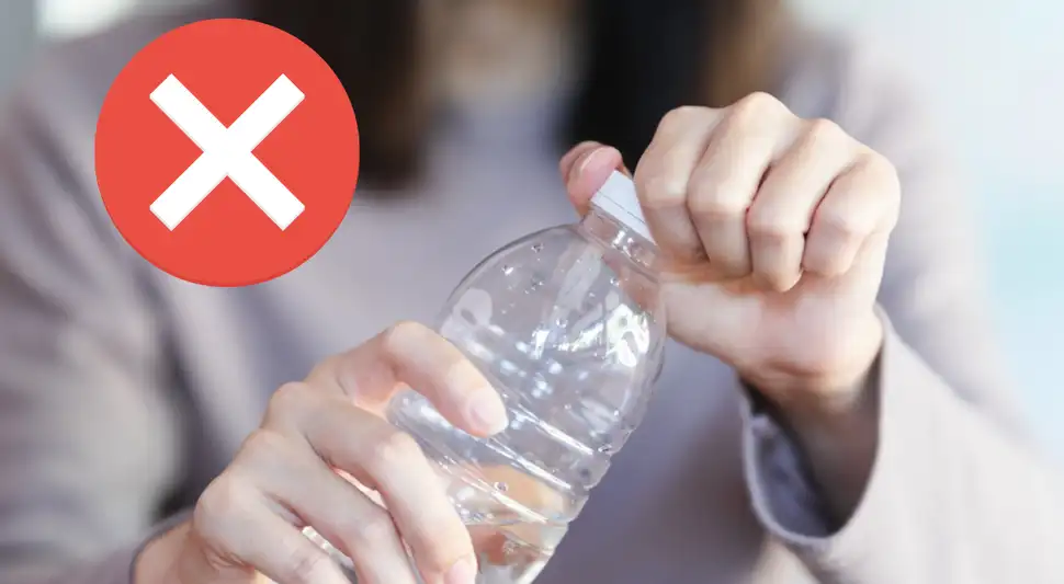 Cuidado, esta es la razón por la que no debes reutilizar las botellas de plástico Cuidado, esta es la razón por la que no debes reutilizar las botellas de plástico