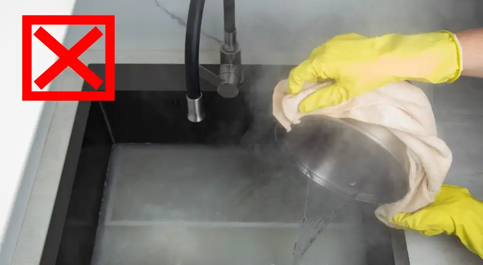 El peligro de echar agua caliente al lavadero (fregadero) El peligro de echar agua caliente al lavadero (fregadero)