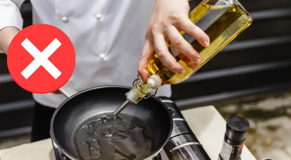 No cometas el error de guardar el aceite de oliva en una botella de cristal No cometas el error de guardar el aceite de oliva en una botella de cristal