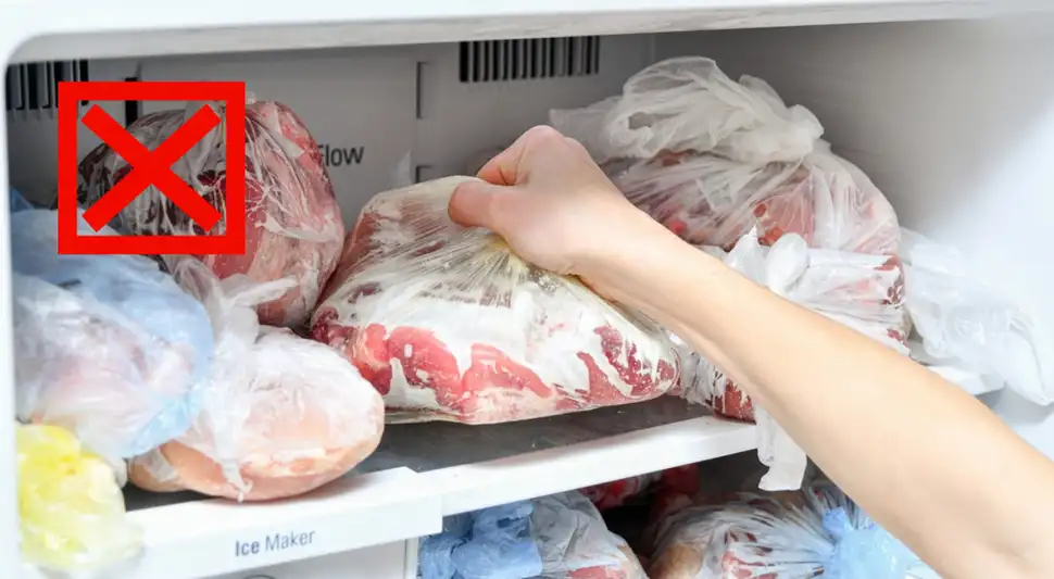 Guardar la carne en bolsas de plásticos crea un ambiente favorable para la reproducción de microorganismos. Foto: Buenazo / Shutterstock