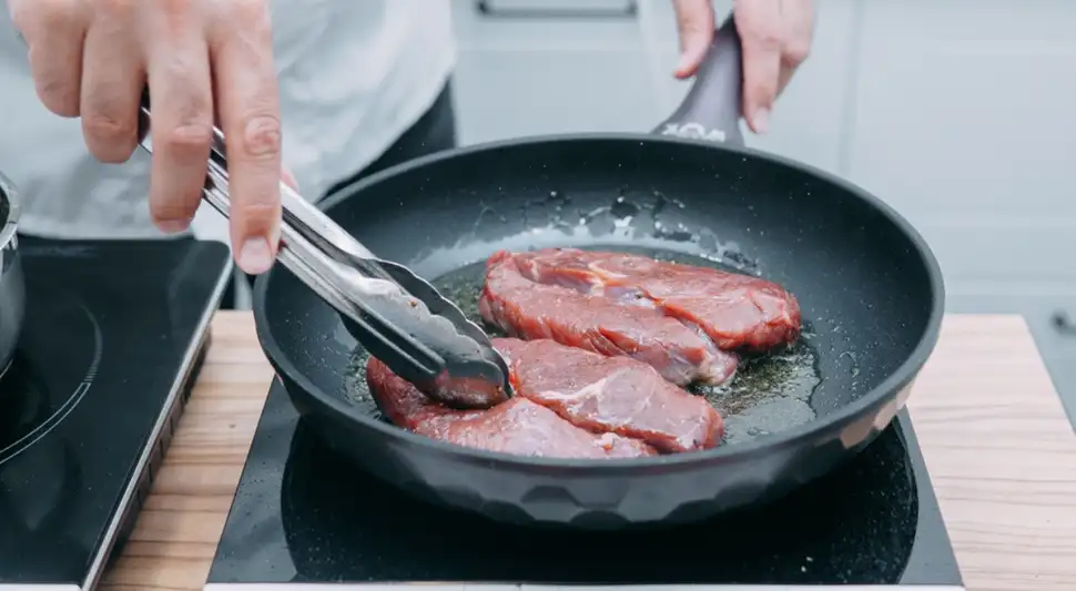 Con este truco lograrás que la carne mantenga su tamaño original. Foto: Shutterstock