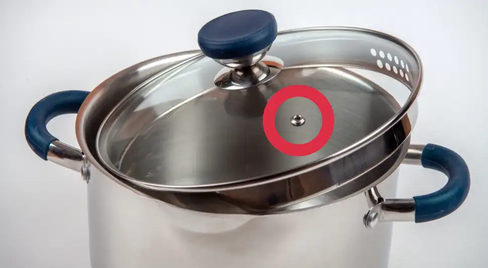 Te sorprenderá saber la función importante que cumplen los agujeros de la tapa durante la cocción de los alimentos. Foto: Shutterstock Te sorprenderá saber la función importante que cumplen los agujeros de la tapa durante la cocción de los alimentos. Foto: Shutterstock