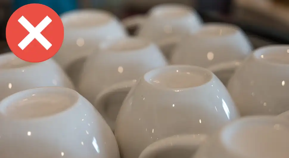 Guardar las tazas boca abajo puede causar daños en la salud y alterar el sabor de las bebidas. Foto: Buenazo / Shutterstock