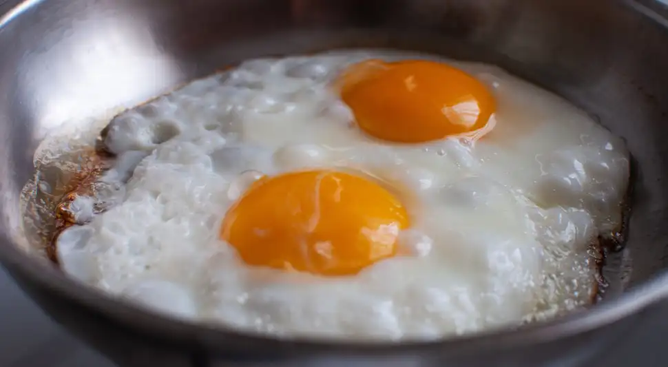 La forma más fácil de evitar que el huevo se pegue en la sartén es usando un producto para empanizar los alimentos. Foto: Buenazo / Shutterstock La forma más fácil de evitar que el huevo se pegue en la sartén es usando un producto para empanizar los alimentos. Foto: Buenazo / Shutterstock