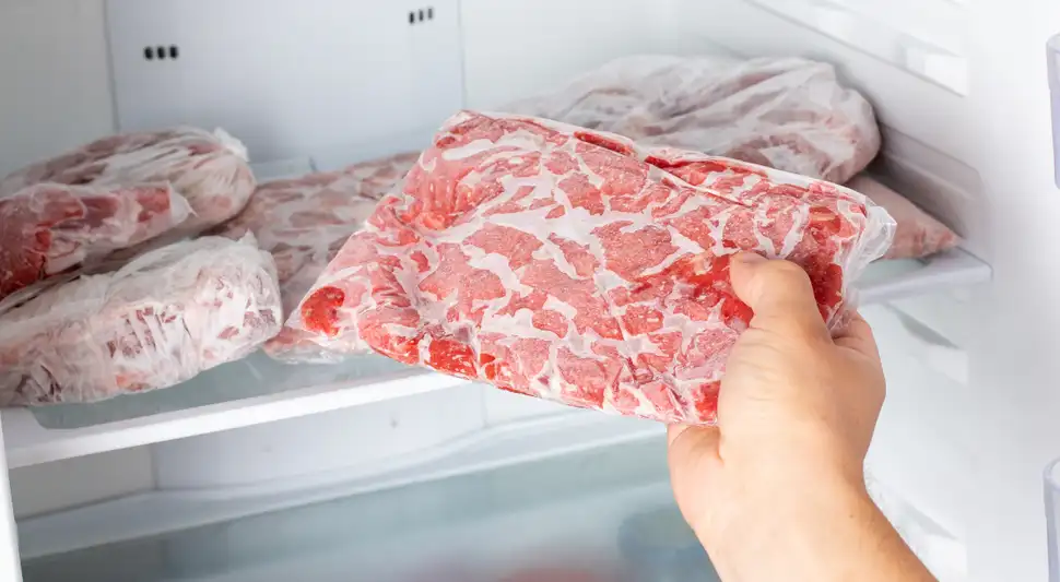 Aprende a descongela la carne de manera correcta para evitar daños en el organismo. Foto: Buenazo / Shutterstock Aprende a descongela la carne de manera correcta para evitar daños en el organismo. Foto: Buenazo / Shutterstock
