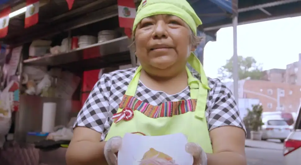 Hija de Doña Fela comparte su tradición por la comida peruana acompañando a su madre en food truck. Fuente: Vice.