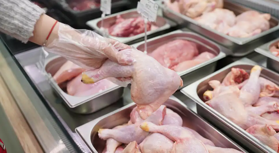 ¿Realmente los pollos tienen hormonas para verse más apetitosos ante los consumidores? Una ingeniera de alimentos lo desmiente. Foto: Buenazo / Shutterstock