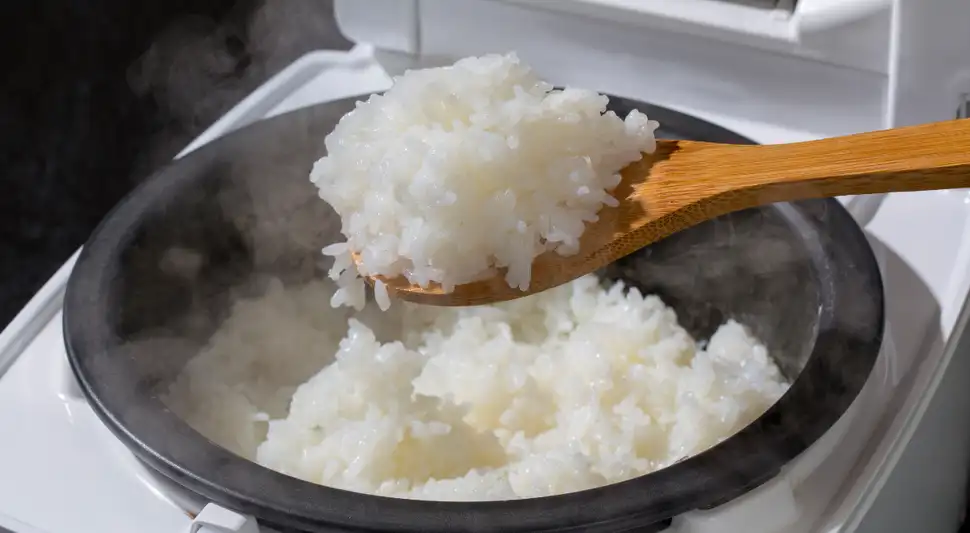 El arroz blanco recién cocinado eleva los niveles de glucosa en sangre. Foto: Buenazo / Shutterstock