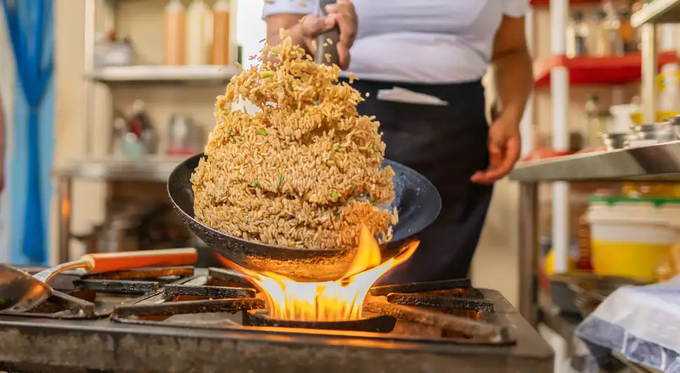 La venta de comida es un de los negocios más factibles en el país. Foto: Buenazo / Shutterstock