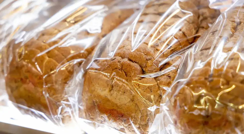 No uses bolsas de plástico si quieres conservar la textura y sabor del pan. Foto: Buenazo / Shutterstock