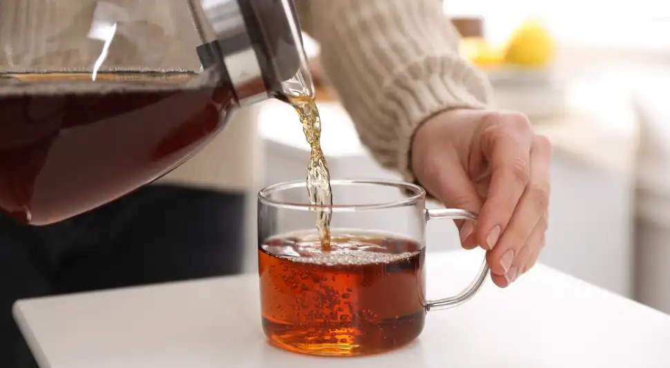 Este té de origen japonés tiene más propiedades que la leche y la naranja. Foto: Buenazo / Shutterstock