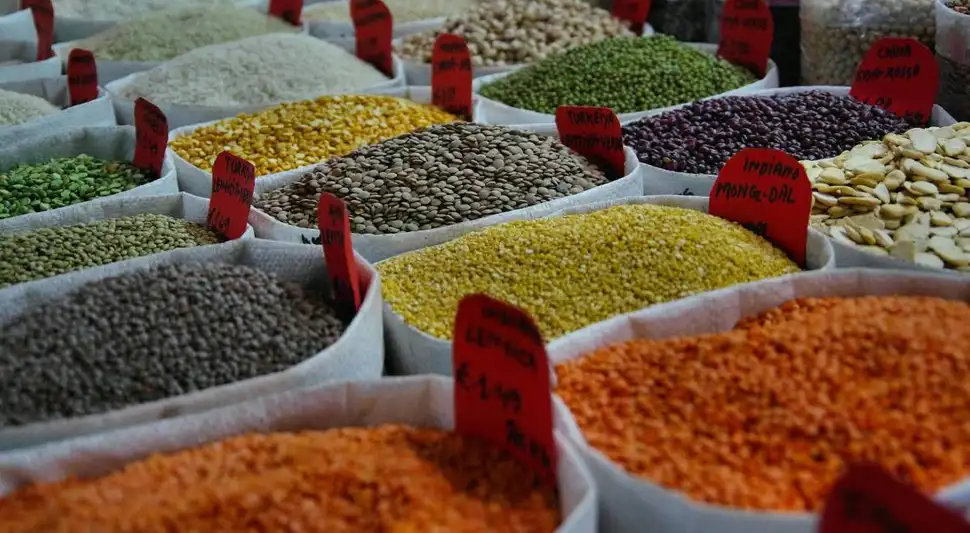 Consumir un plato de legumbres aportan fibra, proteínas y vitaminas. Fuente: Pexels.