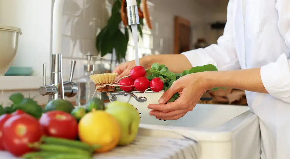 El bicarbonato y vinagre no es suficiente para eliminar los pesticidas de las frutas y verduras. Foto: Buenazo / Shutterstock
