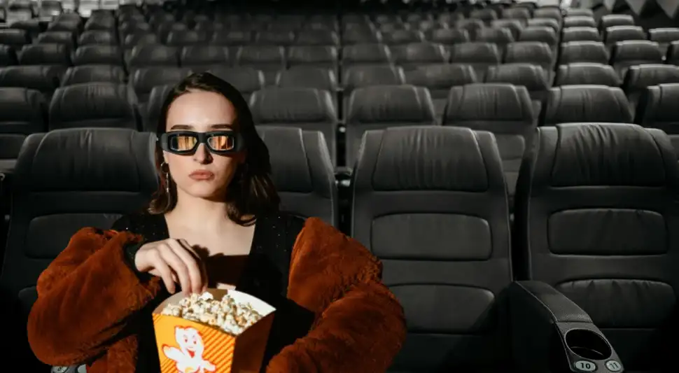 Cineplanet enfrenta una denuncia por una lesión sufrida por una usuaria cuando encontró un objeto metálico en un combo de popcorn. Fuente: Composición LR. Cineplanet enfrenta una denuncia por una lesión sufrida por una usuaria cuando encontró un objeto metálico en un combo de popcorn. Fuente: Composición LR.