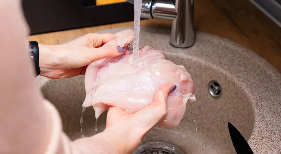 Sigue el paso a paso del Ministerio de Salud para lavar correctamente el pollo. Foto: Buenazo / Shutterstock Sigue el paso a paso del Ministerio de Salud para lavar correctamente el pollo. Foto: Buenazo / Shutterstock
